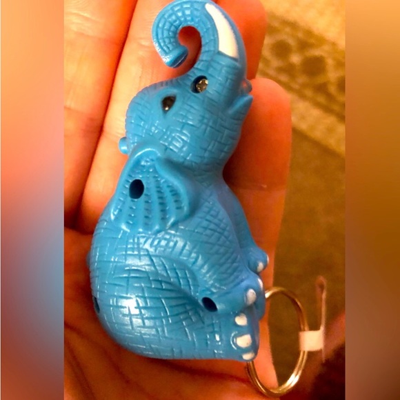 🐘 LED LIGHT UP ELEPHANT KEYCHAIN 🐘 - Picture 3 of 4